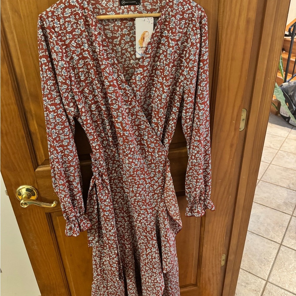 Chic Long Sleeve Floral Dress in Red and White